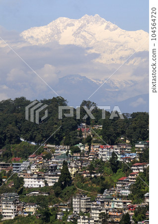 Kanchenjunga and the city of Darjeeling 104564720