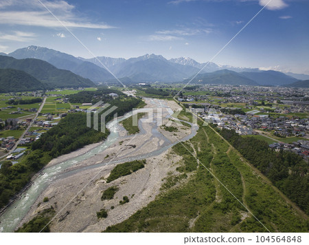 長野縣大町市高瀨川觀音橋和北阿爾卑斯山(無人機航拍) 長野縣大町市高瀨川觀音橋和北阿爾卑斯山(無人機航拍) 104564848