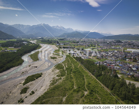 長野縣大町市高瀨川觀音橋和北阿爾卑斯山(無人機航拍) 長野縣大町市高瀨川觀音橋和北阿爾卑斯山(無人機航拍) 104564849