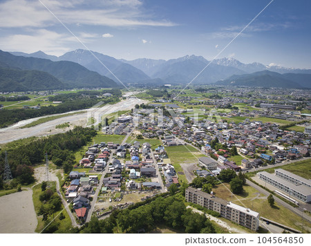 長野縣大町市高瀨川觀音橋和北阿爾卑斯山（無人機航拍） 104564850