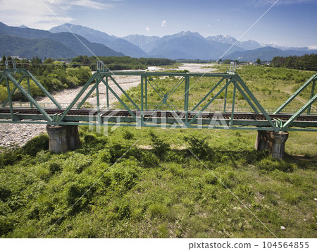 長野縣大町市高瀨川JR鐵路橋和北阿爾卑斯山（無人機航拍） 104564855