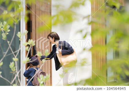 孩子和媽媽離開家 104564945