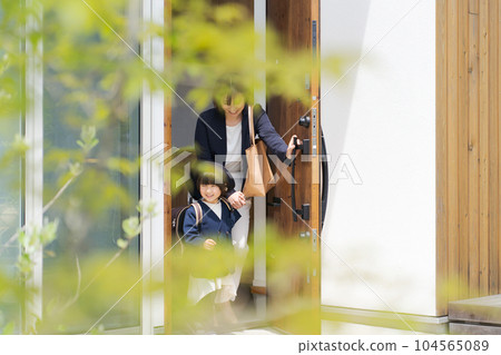 媽媽和孩子去上班的照片 媽媽和孩子去上班的照片 104565089