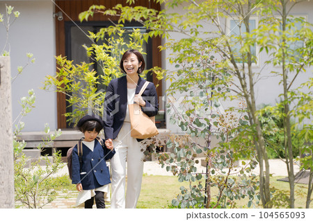 媽媽和孩子去上班的照片 104565093