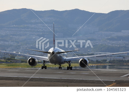 Takeoff and landing at Osaka Itami Airport 104565323