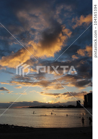 夏威夷日落阿拉莫阿納海灘公園魔術島 104565394