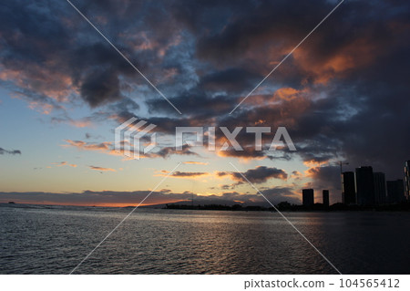 夏威夷日落阿拉莫阿納海灘公園魔術島 104565412