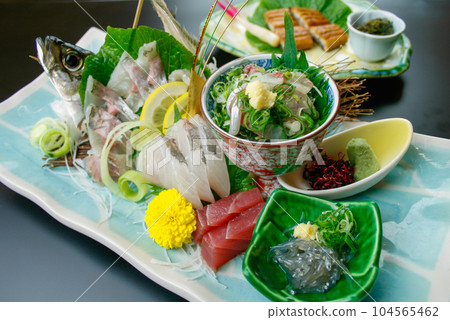 日本料理搭配竹莢魚生魚片和烤鰻魚 104565462