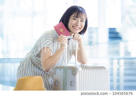 旅行 一位女士前往海外旅行 104565676