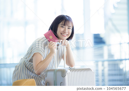 旅行 一位女士前往海外旅行 104565677