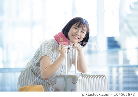 旅行 一位女士前往海外旅行 104565678