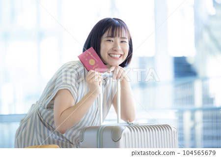 旅行 一位女士前往海外旅行 104565679