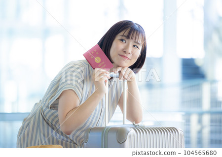 旅行 一位女士前往海外旅行 旅行 一位女士前往海外旅行 104565680