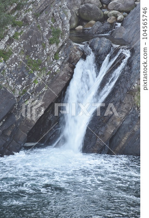 Toroki Falls is a rare waterfall in Japan that falls directly into the sea (Yakushima) 104565746