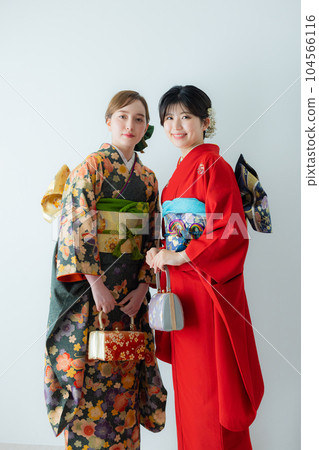 振袖中的兩個女人 104566116