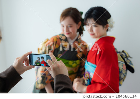 振袖中的兩個女人 振袖中的兩個女人 104566134