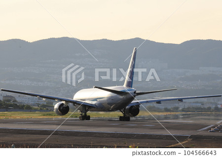 Takeoff and landing at Osaka Itami Airport 104566643