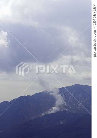 眺望金時山的火山煙霧 眺望金時山的火山煙霧 104567167