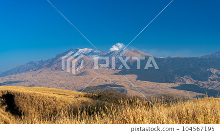 以冬日天空為背景的阿蘇山全景（雪景） 104567195