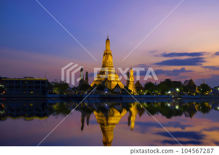 Wat arun (temple of dawn) at twilight, bangkok, thailand 104567287