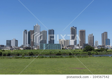 Scenery of skyscrapers along the Tama River 104567542