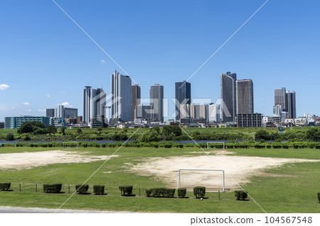 多摩川沿岸的摩天大樓風景 104567548
