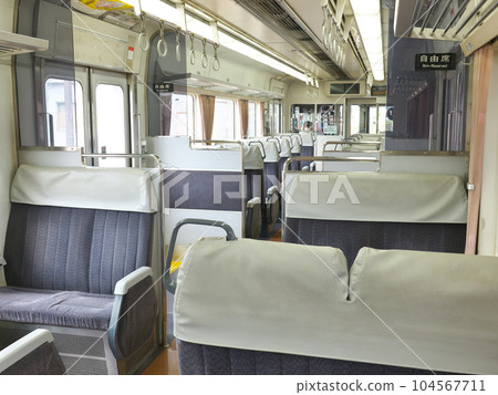 停在美濃太田站的 Kiha 75 列車內 停在美濃太田站的 Kiha 75 列車內 104567711