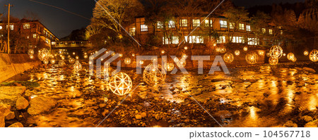 美麗夜空襯托下的黑川溫泉全景“黑川溫泉” 104567718