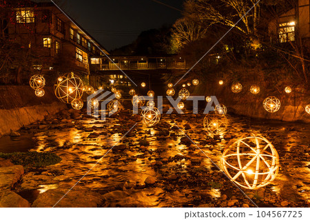 以黑川溫泉美麗的夜空為背景的“黑川溫泉” 以黑川溫泉美麗的夜空為背景的“黑川溫泉” 104567725