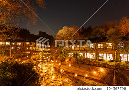 在美麗的夜空和竹燈的映襯下,黑川溫泉的風景“黑川溫泉” 在美麗的夜空和竹燈的映襯下,黑川溫泉的風景“黑川溫泉” 104567796