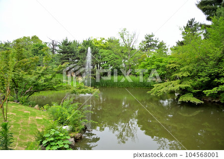 《Aichi Prefecture》Nagoya City Tsurumai Park Autumn Pond Fountain 104568001