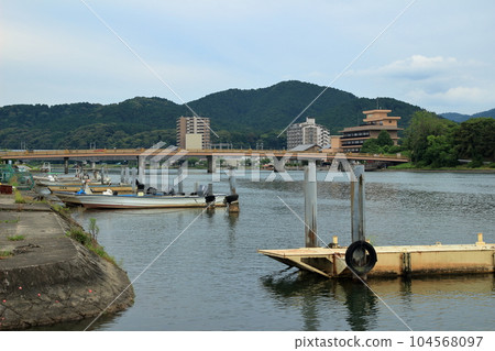 停泊在河岸上的船隻和橫跨瀨田河的瀨田橋 停泊在河岸上的船隻和橫跨瀨田河的瀨田橋 104568097