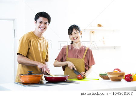 年輕夫婦做飯 年輕夫婦做飯 104568107