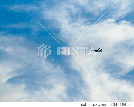 出發藍天白雲飛機 出發藍天白雲飛機 104568404