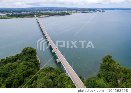 無人機 | 七尾灣上連接和倉溫泉和能登島的能登島大橋鳥瞰圖 | 石川縣七尾市 104568438