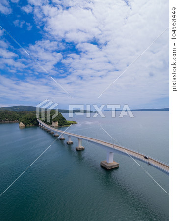 無人機 | 七尾灣上連接和倉溫泉和能登島的能登島大橋鳥瞰圖 | 石川縣七尾市 104568449