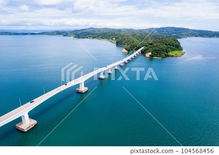 無人機 | 七尾灣上連接和倉溫泉和能登島的能登島大橋鳥瞰圖 | 石川縣七尾市 104568456