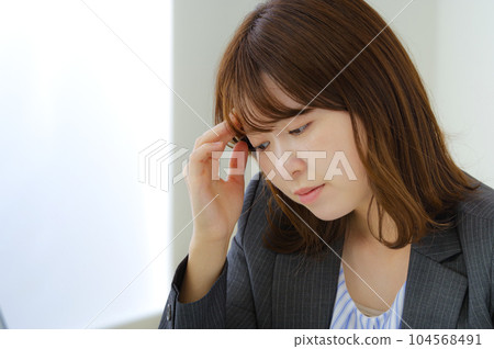 A female employee who seems to be tired and tired A female employee who seems to be tired and tired 104568491