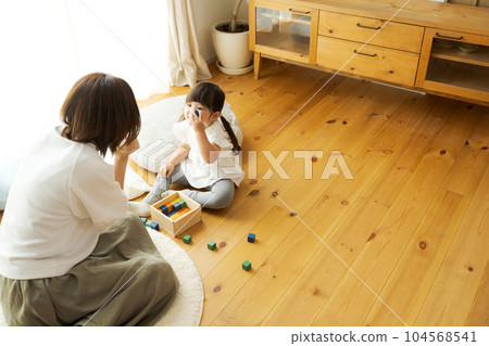 Photo of a parent and child playing in a solid house 104568541