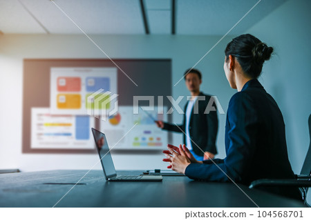 商務人士在會議室進行演示 104568701