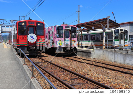 會津鐵道列車停靠在會津但馬站（會津山特快70週年紀念徽章） 104569540