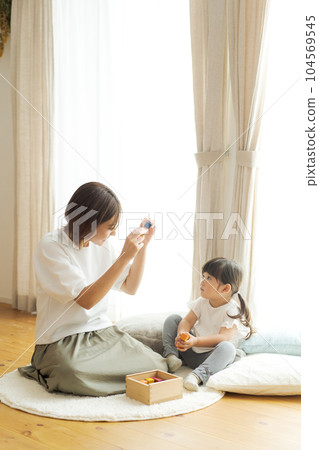 父母和孩子在客廳玩耍的照片 104569545