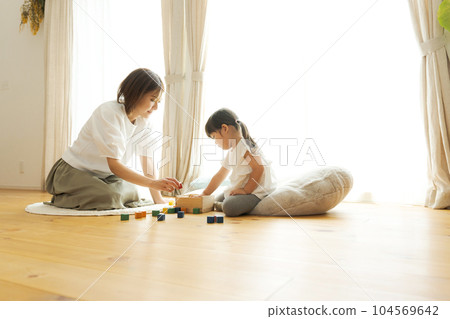 Photo of a parent and child playing in a solid house 104569642
