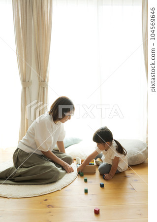 Photo of a parent and child playing in a solid house 104569646
