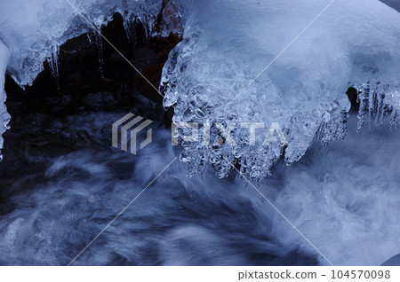 The flow of the Kawamata River that nurtures ice formations 104570098
