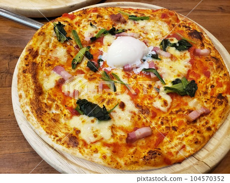 Soft-boiled egg and vegetable pizza picture material Soft-boiled egg and vegetable pizza picture material 104570352