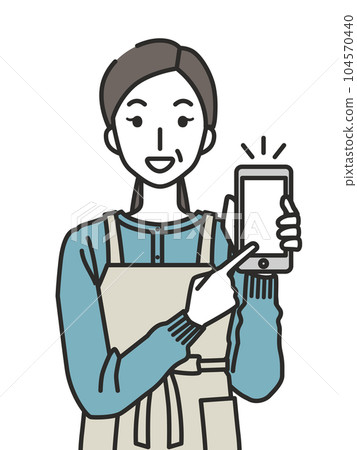 40 多歲和 50 多歲的女性展示智能手機 40 多歲和 50 多歲的女性展示智能手機 104570440