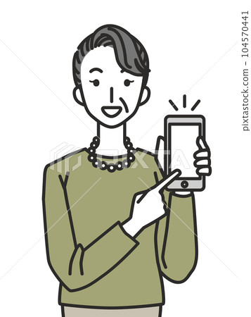 顯示智能手機的資深婦女 104570441