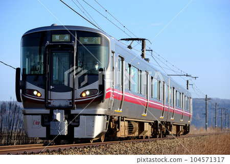七尾線運行的兩列521系100系普通列車 104571317