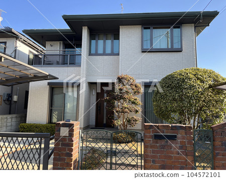 Detached house with a small garden and carport perming photo material 104572101